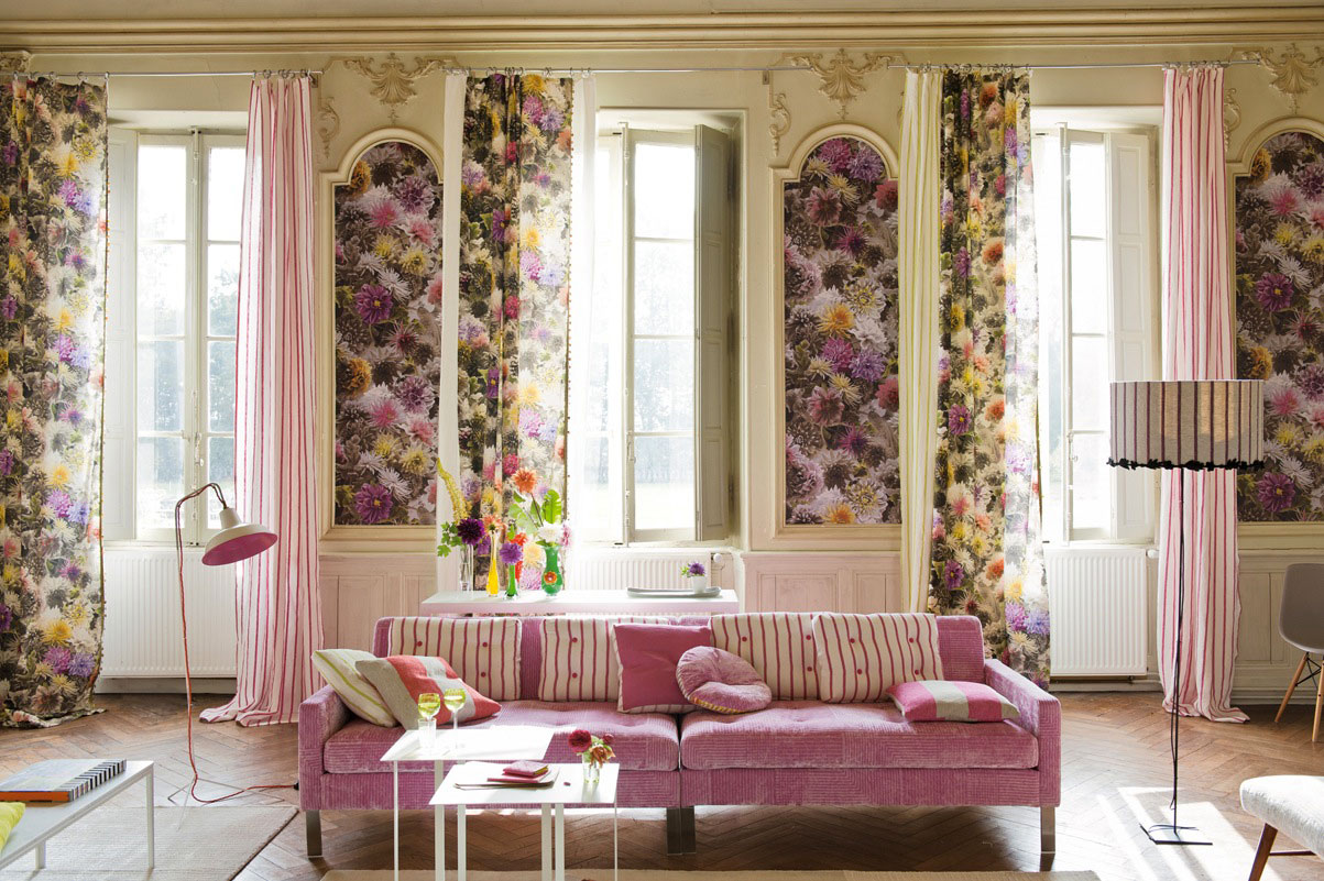 Living-room-with-floral-fabrics-on-the-wall-and-curtains