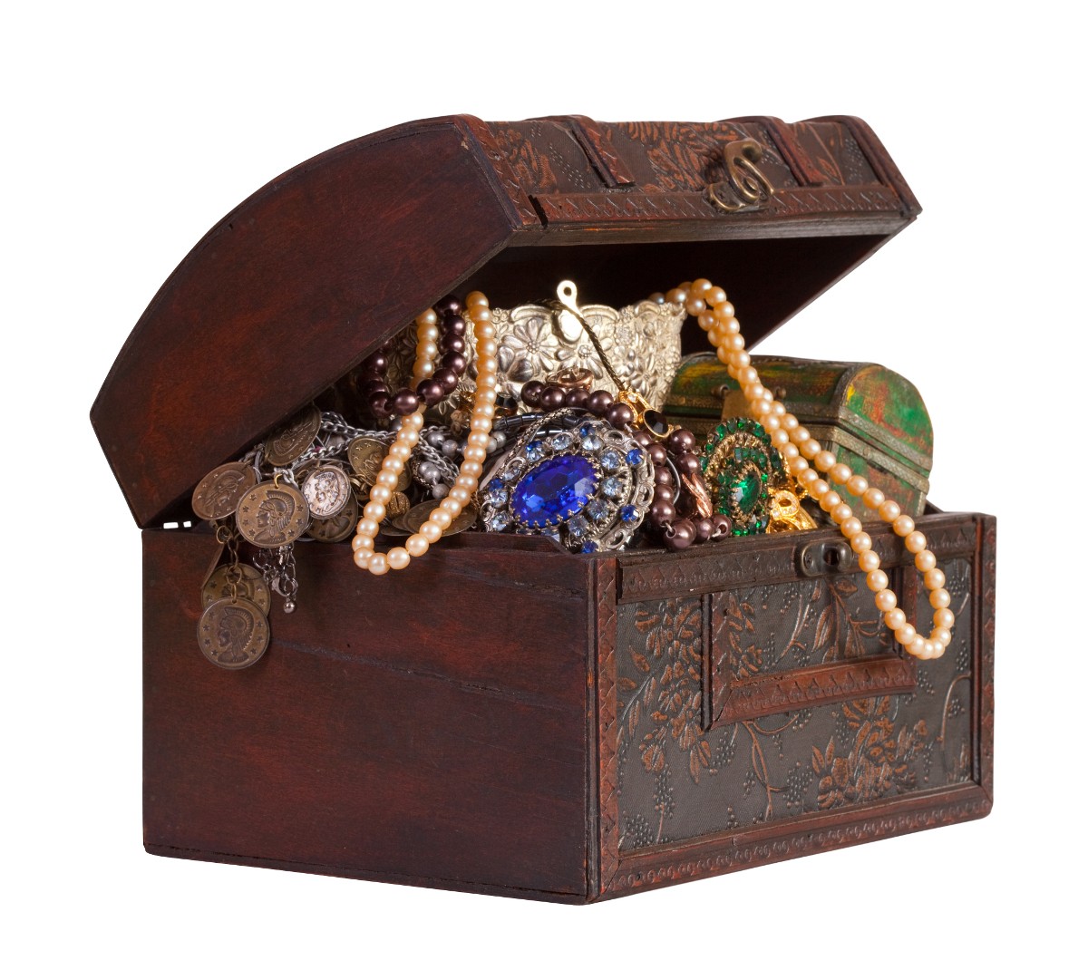 Wooden treasure trunk with jewellery, isolated with  clipping path