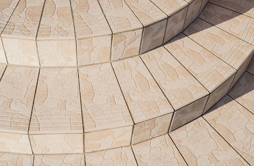 Positive Kegeltreppe im Detail mit Belag aus keramischen Kacheln