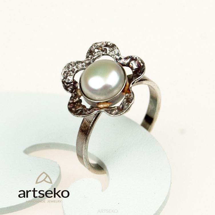 Perłowy kwiatuszek- pierścionek srebrny