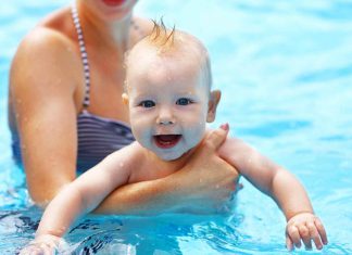 Kiedy rozpocząć naukę pływania dla niemowląt?