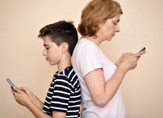 Smartfonowe pokolenia, smartfonowe uzależnienia i… smartfonowe kręgosłupy