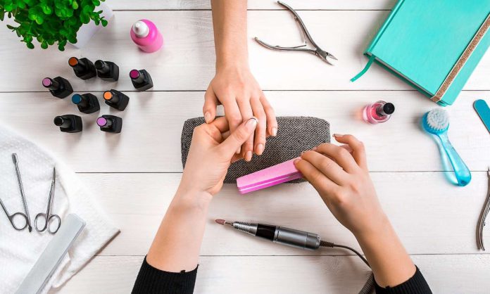 Co warto wiedzieć przed otwarciem salonu stylizacji paznokci?