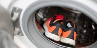 Pranie butów sportowych w pralce