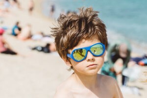 Jak wybrać idealne okulary przeciwsłoneczne z filtrem UV dla dziecka?