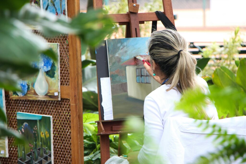 kobieta maluje w ogrodzie