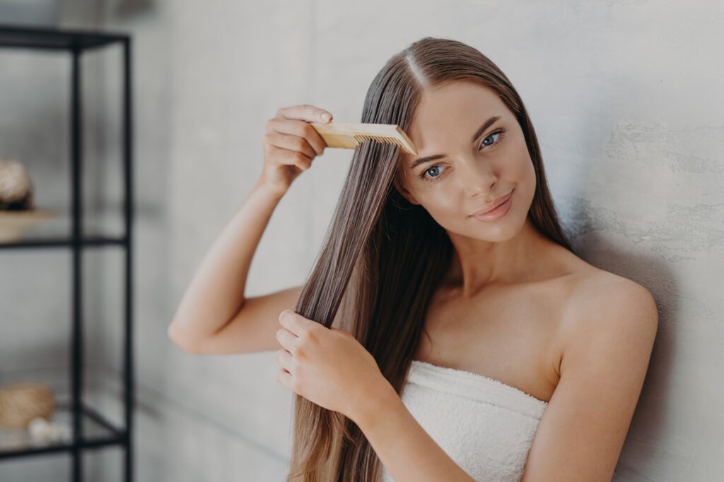 Sprawdź, jakie zabiegi pielęgnacyjne i składniki stymulują wysyp baby hair. Poznaj kosmetyki, które przyniosą zauważalne efekty już po kilku tygodniach!